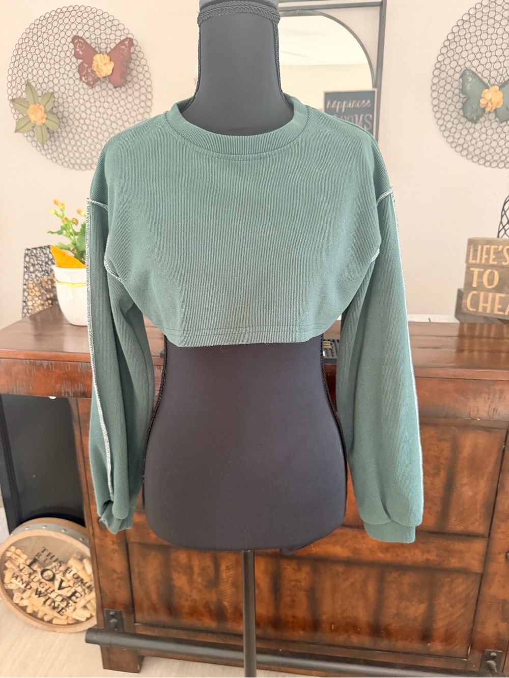 Cropped Long-Sleeve Crewneck Top in Forest Green
